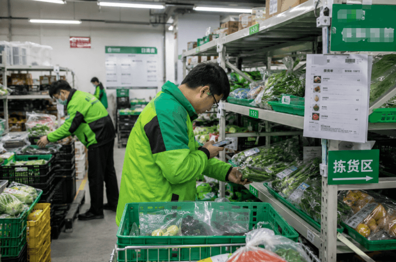 picking-in-micro-fulfillment-center