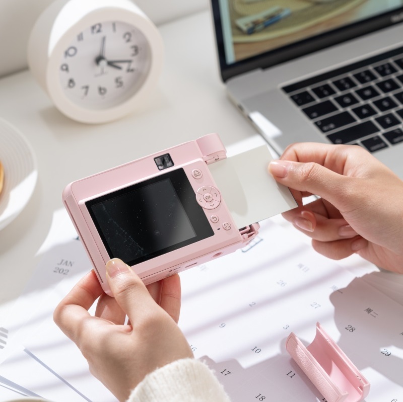inserting photo paper into the paper compartment of HPRT Z1 mini instant camera