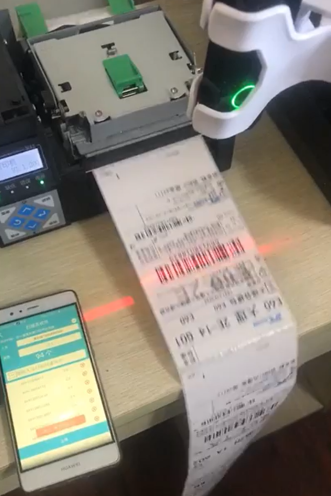 Stampante di etichette di spedizione HPRT e lettore di codici a barre Bluetooth utilizzati per la stampa di massa dell'etichetta di spedizione